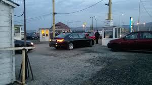 Vanzatorii pregateau ultimele detalii , cu cate un burete in mana si o sticla de apa , ca sa faca masinile mai atractive pentru cumparatori. Razie In Targul De MaÈ™ini De La FloreÈ™ti Samsarii Auto Au Fost BlocaÈ›i La PoartÄƒ Foto È™i Video Exclusiv Stiri De Cluj