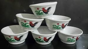 Buat kamu yang hobi makan mie ayam, bakso, atau soto di warung pinggir jalan, barangkali kamu sudah familiar dengan gambar ayam jago eksentrik dengan tambahan gambar tanaman atau bunga merekah di sampingnya. Mangkuk Ayam Jago Ternyata Bukan Asli Indonesia Joeragan Artikel