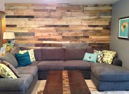 Mur De Salon En Style Palette Brute De Differents Coloris Pour Une Atmosphere Chaude Reconfortante Et Confortable Mur En Bois Palette Bois Mur Palette Bois