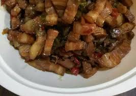 Lalu potong seukuran 2 ruas jari•tauge•tahu kuning, potong sedang persegi panjang•cabe rawit merah, iris tipis•bawang putih, iris tipis•bawang merah, iris tipis•air. Bagaimana Membuat Tumis Babi Kecap Sayur Asin Menggugah Selera Pecinta Daging Babi