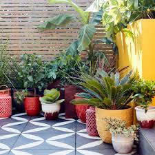 Whether backyard or front yard, small gardens with significant features able to make small and large garden can be designed easily and just on your budget. Budget Garden Ideas 31 Cheap Diy Garden Design Tips For Instant Impact