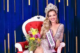 Luego, nano calderón enseñó cómo se disponía a usar el sauna, escuchando reggaetón, mientras su polola se tuvo que salir del lugar porque no aguantó el calor. Daniela Nicolas Se Consagra Como La Nueva Miss Universo