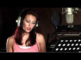 Ihr zimmer gehörte vorher linn, der besten freundin von mitschülerin luzy. Luzy Alias Alicia Endemann Von Das Haus Anubis Im Tonstudio Der Schatz Von Anubis Youtube