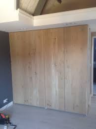 wij bekleden op locatie jouw bestaande voorraadkast of kledingkast met hout fineer voor een echte hand made exclusiv keuken ontwerp schuifdeur kast droomkeuken