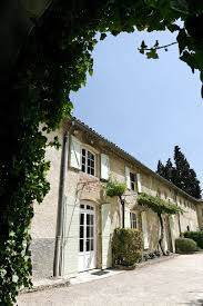Un Decor De Campagne Pour Un Vin De Terroir Et De Prestige Sous L Appellation Chateauneuf Du Pape Originaire De Cette Region Chateauneuf Du Pape Vin Champagne