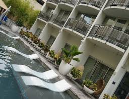 Bit$u membre du way boto The Laylow Hotel Honolulu Review Mid Century Modern Hawaii Design Kaka Ako Murals The Bishop Museum Art La Carmina Blog Alternative Fashion Goth Travel Subcultures
