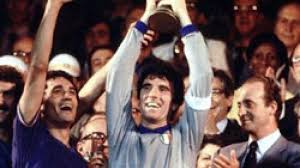 More images for italia polonia 1982 » 11 Luglio 1982 Dino Zoff Alza La Coppa Del Mondo