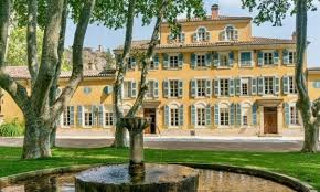 He also owns a large villa. La Guerra Dei Rose Tra I Big Del Lusso La Repubblica