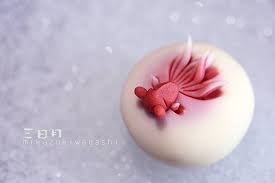 golden fish wagashi 金魚 夏が来ましたので 金魚の和菓子を作りました 琉球ガラスの皿の上を まるで泳いでいるような涼しさ 今日の和菓子は 練り切りで作った金魚の上生菓子です 金魚 琉球ガラス ねりきり 上生菓子 抹茶 煉切 練切 練り切り 和菓子