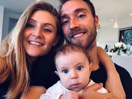 Vi har samlet nogen her i videoen. Hamza Kaleem On Twitter Only Picture That Should Be Trending Right Now Praying For Christian Eriksen Eriksen