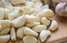 Bawang putih adalah bumbu dapur yang kerap digunakan untuk memasak. Manfaat Makan Bawang Putih Mentah Bikin Jantung Lebih Sehat