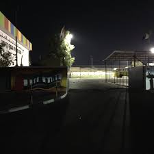 Lampu jalan adalah lampu yang digunakan untuk penerangan jalan pada malam hari sehingga pejalan kaki, pesepeda dan pengendara dapat melihat dengan lebih jelas jalan yang akan dilalui pada malam hari, sehingga dapat meningkatkan keselamatan lalu lintas dan keamanan dari para pengguna jalan. Foto Di Emirates English Speaking School Sekolah Dasar Di Dubai