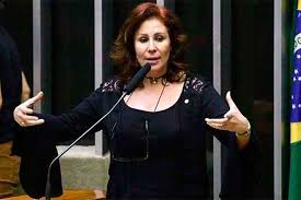 Apoiem esse abaixo assinado criado pelo pai do menino henry bornel! Deputada Carla Zambelli Nega Acerto Com Bolsonaro Sobre Mudanca Na Pf