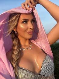 Sun's out, fun's out!! The interactive splash pad located at RiverPlace  along the #swamprabbittrail is officially open to the public! Come out and  splash around today! • #yeahthatgreenville #greenvillesc #gvlparksrec  #gvl360 #kiddingaroundgreenville