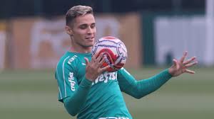 Horas depois, gravou um vídeo em que disse que estava com a namorada e amigos no local, que, segundo ele, era um. Raphael Veiga Perfil De Jogador 2021 Transfermarkt