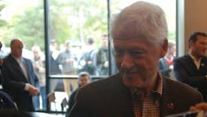 Bill Clinton makes impromptu stop in Ames