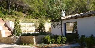 Construire un abri de jardin pour stocker vos outils de jardinage et la tondeuse à gazon serait très pratique ! Jardin Mediterraneen Moderne Aix En Provence Architecte Paysagiste Thomas Gentilini Creation Et Amenagement Jardin Marseille Aix En Provence Luberon Region Paca Saint Tropez