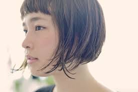 色っぽくも可愛くもなる 小顔効果もバッチリ 大人気の前下がりボブ folk 2020 前下がりボブ ショートボブ ヘアスタイル ボブ