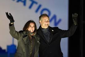 Последние твиты от kamala harris (@kamalaharris). Suami Kamala Harris Second Gentleman Pertama Amerika Republika Online