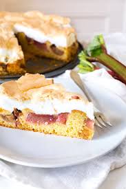 Ein einfaches, aber köstliches rezept für rhabarberkuchen. Rhabarberkuchen Mit Baiser Und Marzipan
