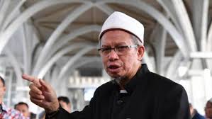 (2017) menyatakan bahawa bahawa gejala lgbt ini sudah merebak dan menjadi suatu fenomena di malaysia dengan bermacam tuntutan telah dilakukan oleh golongan ini atas prinsip hak asasi manusia sebagai alasan untuk mengiktiraf kewujudan mereka. Akan Turun Bertemu Komuniti Transgender Yayasan Dakwah Islamiah Malaysia