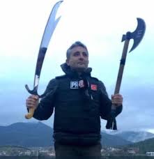 Ankara'da kaçan kurbanlık koyunu yakalamak isterken kaybolan ve daha sonra cansız bedeni bulunan 20 yaşındaki tıp fakültesi öğrencisi onur eker'in ölümüyle ilgili ulaşılan ön otopsi raporuna göre eker'in vücudunda çok sayıda arı iğnesi izine rastlanıldı. A Haber Muhabirinden Skandal Fotograf Gercek Gundem