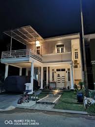 Setidaknya ada lima atap disetiap bagian besar dirumah sehingga kesan unik dan juga kreatif sangat kental di rumah ini. Jual Rumah Kota Wisata Cluster Vienna