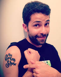 Triiiiicks!!! 💄 #NikkiFinnTattoo #LogoTattoo #ROL #HeadTattoo #EarTattoo  #WTG #Madonna 👜