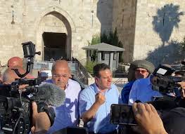 במשטרת ירושלים נערכים שעות לפני התחלת מצעד הדגלים, במשטרה יחלו לחסום צירי תנועה מרכזיים בירושלים, החל מארגני צעדת הדגלים, הודיעו כי הצעדה תחל היום (שלישי) בשעה 17:30 בירושלים ותעבור דרך חומות העיר. 2zj9 Sifhgd7fm
