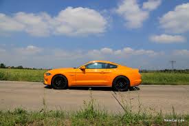 Mustang gt's gained the hood, side scoops and pedestal rear spoiler from the 1999 35th anniversary edition giving the car a much more aggressive appearance. Ford Mustang Gt Gestriegelt Und Gefuttert Newcarz De