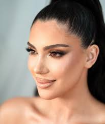 Adriana Mejía makeup and hairstyle