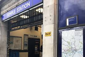 Covent garden is een londens metrostation dat covent garden en het omliggende gebied bedient in het west end van londen. The Bethnal Green Tube Disaster Memorial Look Up London