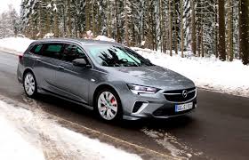 2021 yılının popüler modellerinden biri olarak son derece ilgi çeken araçlarından birini piyasaya süren opel, yenilikçi teknolojisi ve üst düzey motor performansıyla yeni insignia aracının satışına başladı. Opels Top Modell Unterwegs Im Insignia Gsi Sports Tourer Charlys Autos