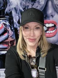 Are you tired of speaking for free or not getting paid what you're worth?  The real reason most women speakers struggle to land high-paying stages has  nothing to do with your talent