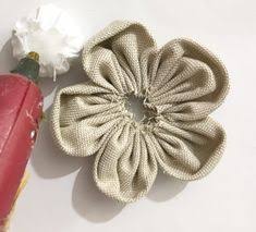 Pensierini ed oggettini come portachiavi, calamite, confettate sacchetti e scatoline laurea. 60 Idee Su Fiori Di Stoffa Nel 2021 Fiori Di Stoffa Stoffe Fiori In Tessuto