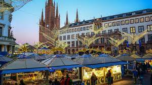 Vor der malerischen kulisse des schloßplatzes erwarten den besucher kunsthandwerk, vorweihnachtliche spezialitäten und ein ebenso . Sternschnuppenmarkt Menschen Fuhlen Sich Sicher Wiesbaden Lebt