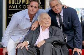 Pentru întreaga lume a fost o legendă, un actor din epoca de aur a cinematografiei, un filantrop dedicat dreptății și cauzelor în care credea, a creat un standard la care să aspirăm noi toți. Kirk Douglas A Murit Avea 103 Ani Dar Nu Era Cel Mai BÄƒtran Actor Dcnews