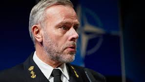 Tidligere NATO-topp, Rob Bauer, ber Europa omstille seg raskere