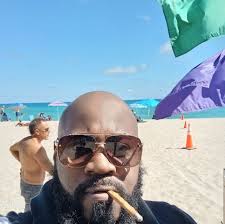 Nggaz pay $600 for a flight to Miami 🏝️ just to walk around & say Damn she  bad