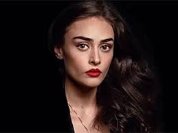 Esra bilgiç'in canlandırdığı sibel karakterinin son bölümde vurulması beraberinde birçok soruyu akıllara getirdi. Ramo Sibel Yildirim Esra Bilgic Kimdir Gercek Ismi Rolu Oldu Mu Ayrildi Mi