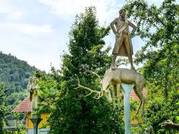 Ein kleiner brunnen im garten ist eine schöne dekoration, erfordert nicht viel viele verschiedene trendige designs für jeden garten. Peter Lenk Skulpturen Provokante Kunst Nackte Wahrheiten Am Bodensee Passenger On Earth