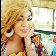 ARIEL SHENEY réconforte la veuve d'Angelo Papa, le Lead-Vocal du groupe  ABOUTOU ROOTS. Yako aux deux familles 💔😭