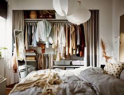 Warmes Ikea Schlafzimmer Mit Offenem Kleiderschrank Aus Dem Ikea Katalog 2021 Ein Handbuch Fur Einen Besseren Alltag Zu Ha Kleine Wohnung Kleiderschrank Ikea