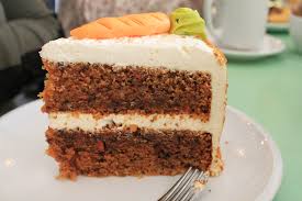 Servite la torta di carote americana o carrot cake tagliata a fette. Torta Di Carote Americana Donnepasticcione