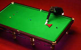 It is played on a rectangular table covered with a green cloth (or baize), with six pockets: Snooker Regeln Spielregeln Vorgaben Tischmasse Kugelwerte Beim Snooker
