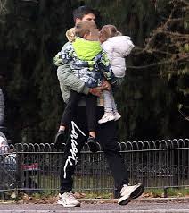 Najbolji teniser planete novak đoković odmara se u srbiji, njegova fondacija donira novac za izgradnju vrtića ali i traži adrenalin. Novak Djokovic Puts On Playful Display As He Dons Daughter S Pink Bobble Hat During Family Outing Daily Mail Online