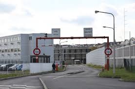 Find the perfect salah abdeslam stock photos and editorial news pictures from getty images. Salah Abdeslam In Paris Inhaftiert Ein Schlafanzug Aus Papier Politik Stuttgarter Nachrichten