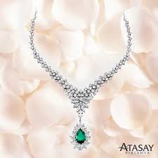 Pirlanta Zarafetini Ve Zumrutun Gorkemini Bir Arada Yasayin Diamond Shine Bright Neckless Instafahion Bestoftheday Woman Ro Kolyeler Taki Aksesuarlar