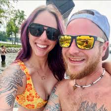 Moody bathroom decor ideas with dark green accent wall