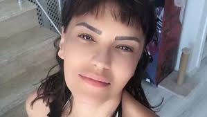 Şarkıcı yeşim salkım'ın aldırdığı tedbir kararına uymadığı gerekçesiyle hakkında 4 günlük 'tazyik hapsi' cezası verilen sisi lakaplı seyhan soylu, polis eşliğinde adliyeye getirildi. Yesim Salkim Kimdir Yesim Salkim Kac Yasinda Nereli